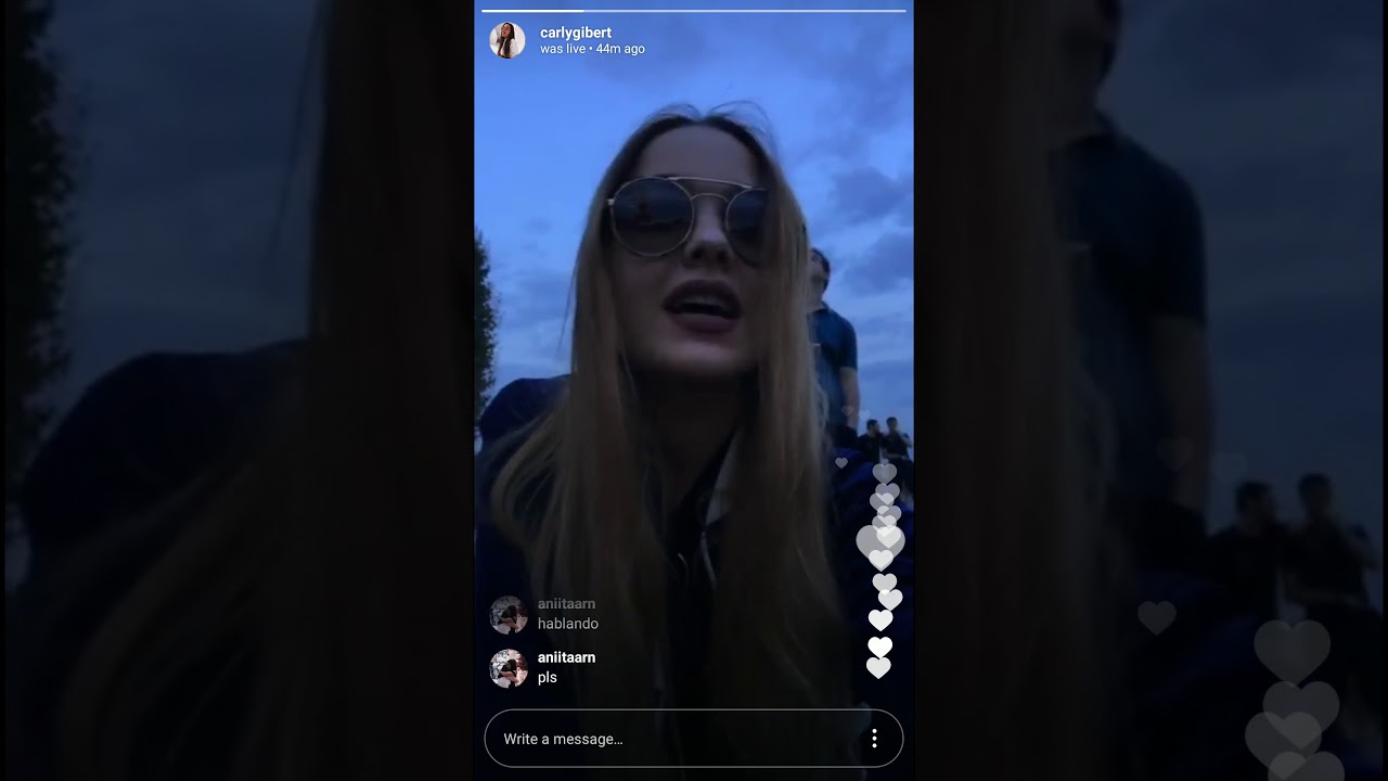 Manu spotted in Carly's live streaming ❤️ 24/08/2017  @manurios @carlygibert