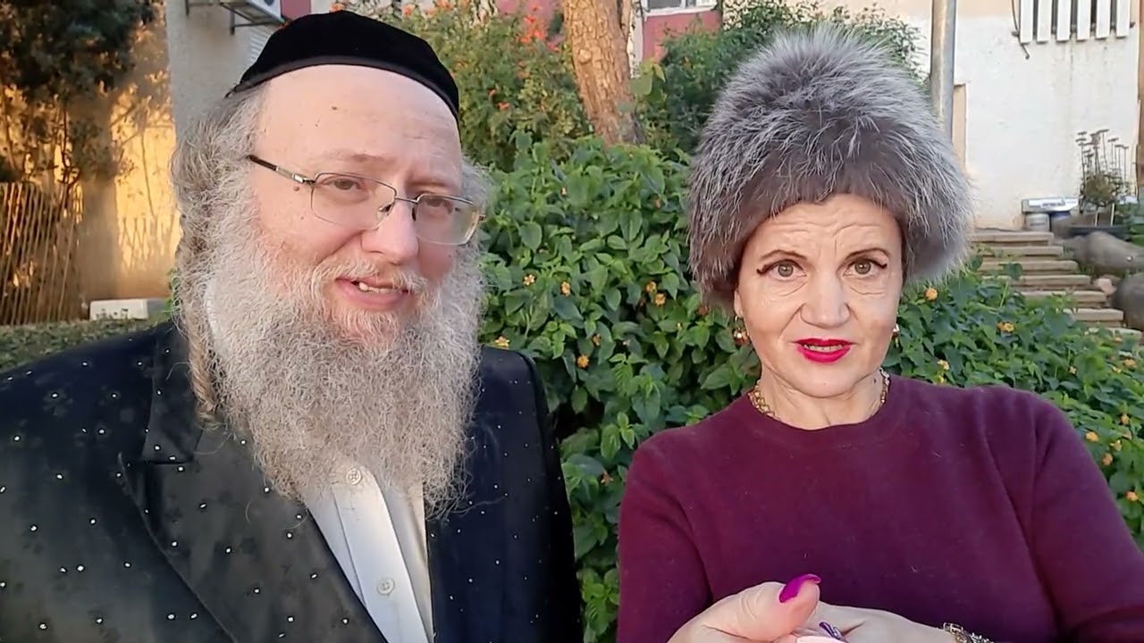 הרבנית פונה לקהל המנוים והמאזינים בעברית ורוסית