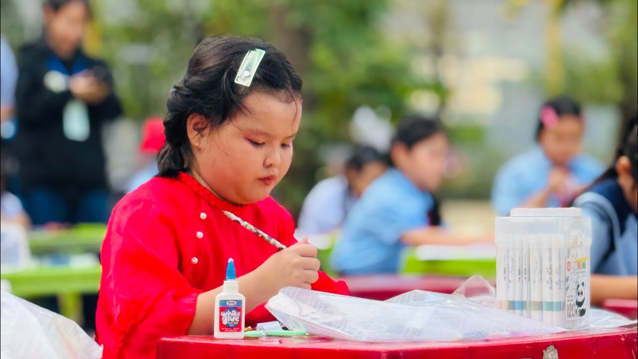 Cuối năm Trà Sữa tất bật hơn cha Khương Dừa, hết diễn văn nghệ rồi thi làm Thiệp Xuân 2026 