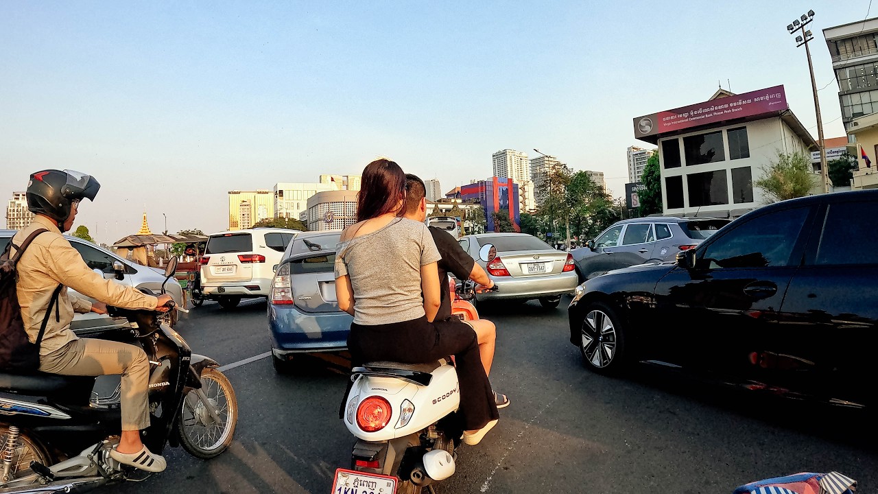EP 244: Everyday motorcycle ride in Phnom Penh, Cambodia, 4K/60p