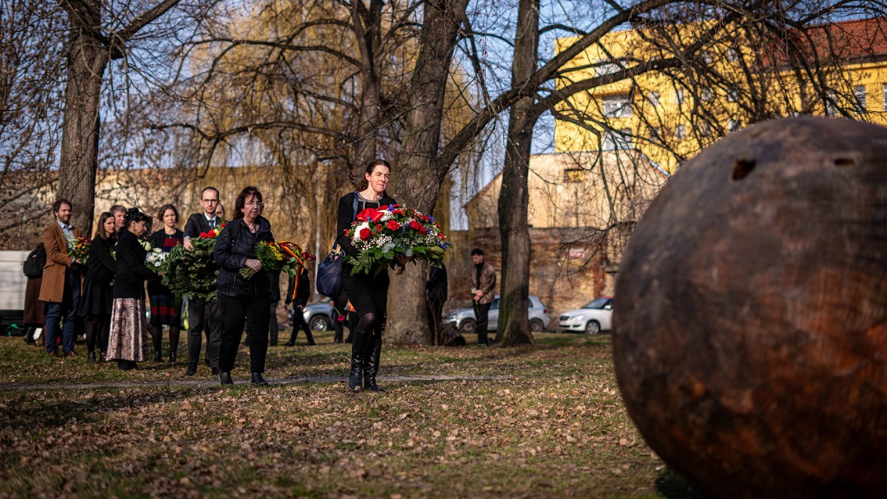 PŘÍMÝ PŘENOS: Pietní akt v pražské Ruzyni připomene oběti holokaustu Romů a Sintů