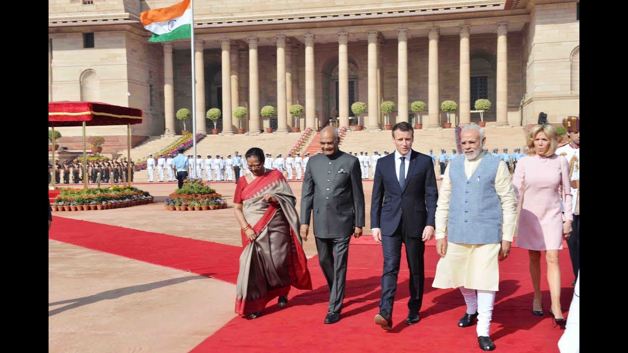 President Kovind accords a ceremonial welcome to President Emmanuel Macron of France