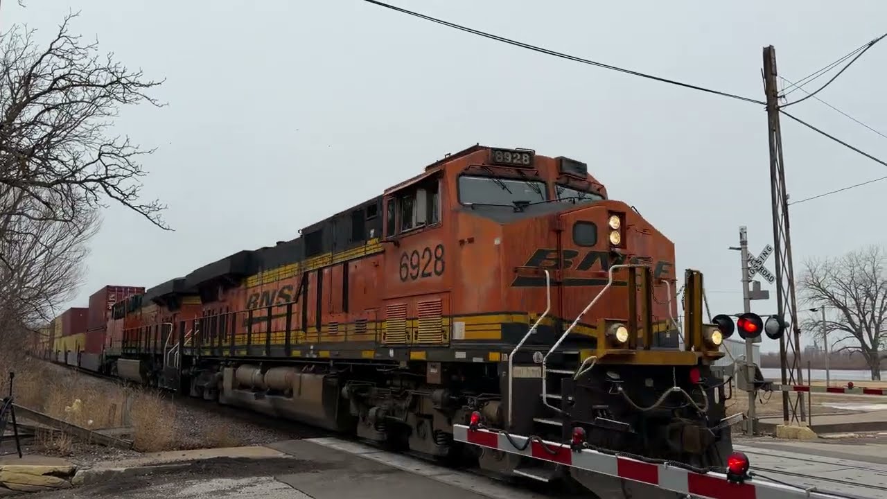 BNSF 6928 7092 Dallas City, IL 2-14-26