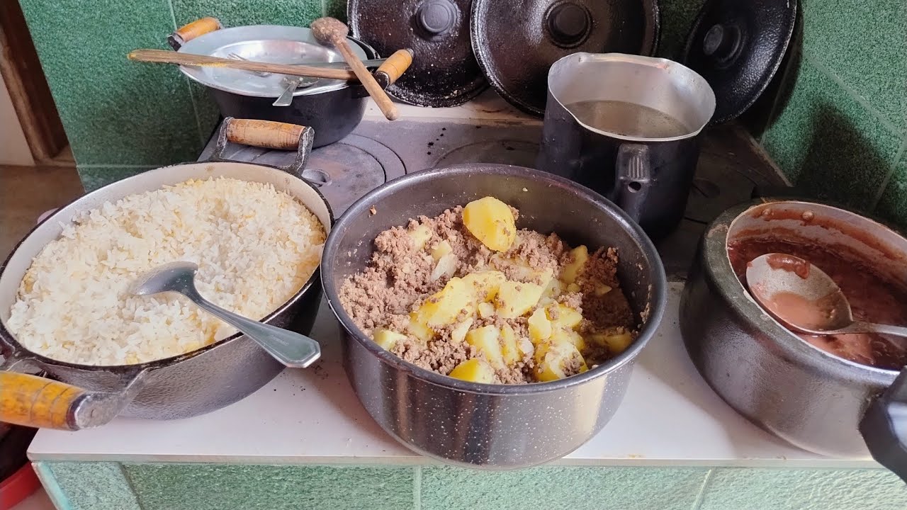 FAZENDO ALMOÇO NO FOGÃO A LENHA 