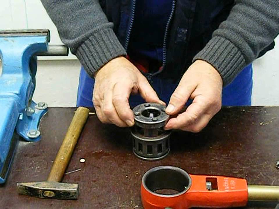 Gewindeschneiden am kurzen Rohrstück - Schneidbacken wechseln - Ratschenkluppe