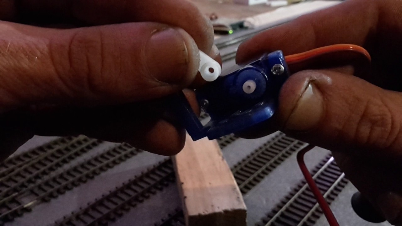 Weichen Schalten mit Servos. DR4024 und gedruckte Halterungen.