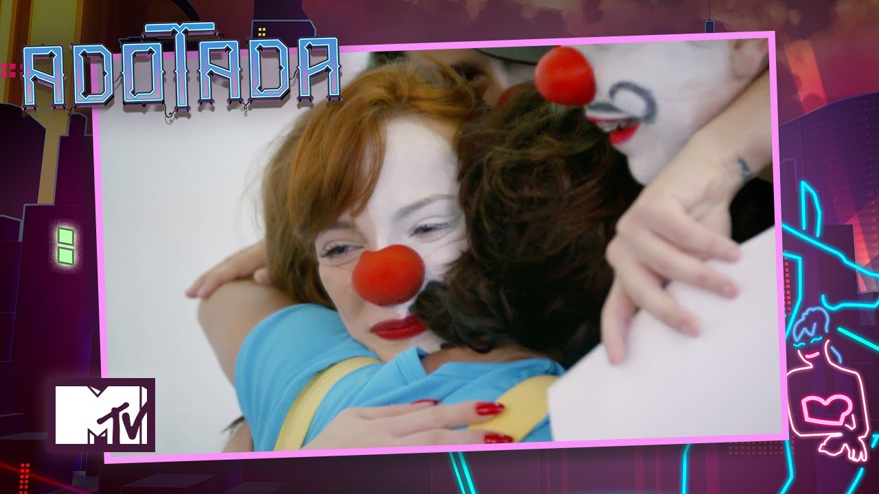 Mareu se emociona com a família depois de fazer um show de palhaço | MTV Adotada