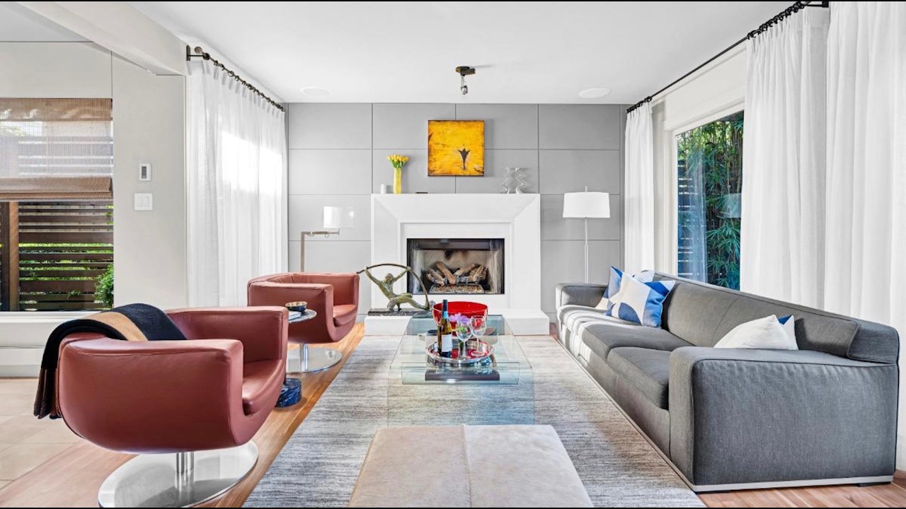 Онлайн-трансляция тура по адресу 3450 W 8th Avenue! 1 588 000 долларов.