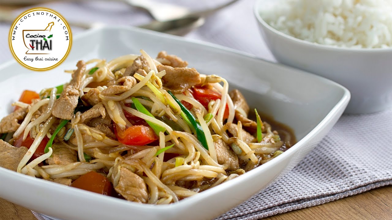 Salteado de Brotes de soja con cerdo (ผัดถั่วงอก)