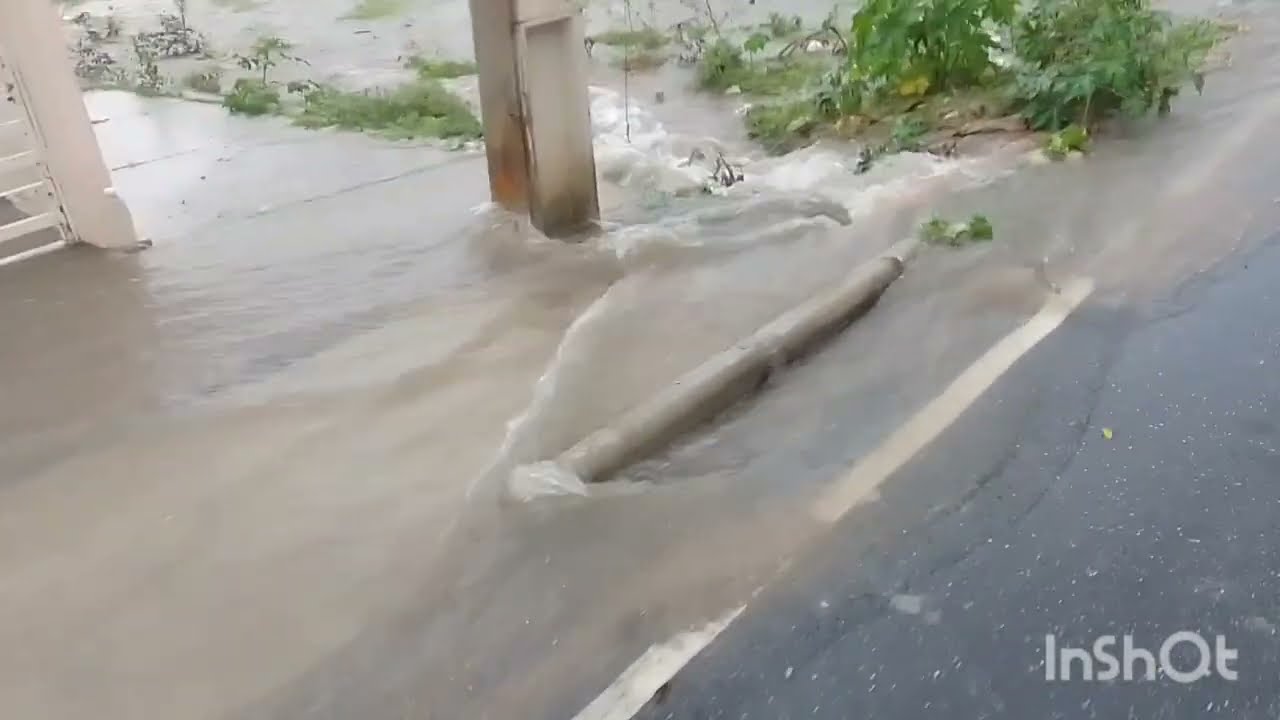 Chuva forma rio e cachoeira na rua