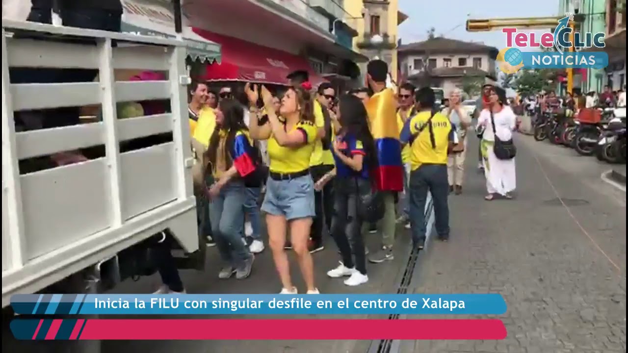 Inicia la FILU con singular desfile en el centro de Xalapa