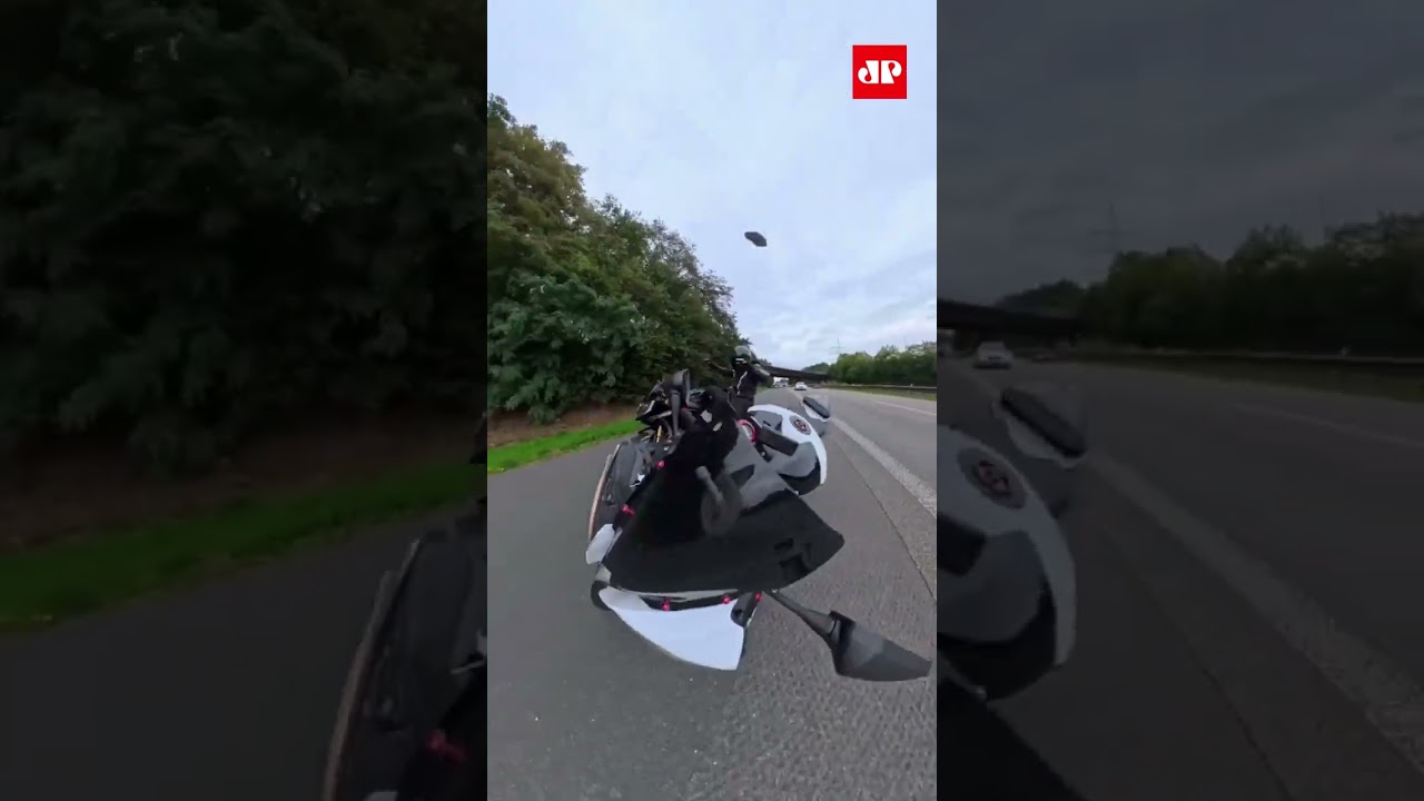Youtuber &aacute;rabe sofre acidente de moto ap&oacute;s ser atingido por outro piloto #shorts