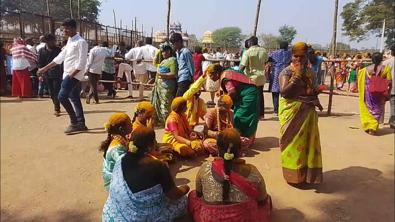 కొమ్రెల్లి మల్లన ఆలయం లో అగ్ని గుండాలు మీద నడవడానికి బయలు ధేరిన శివ సతులు .