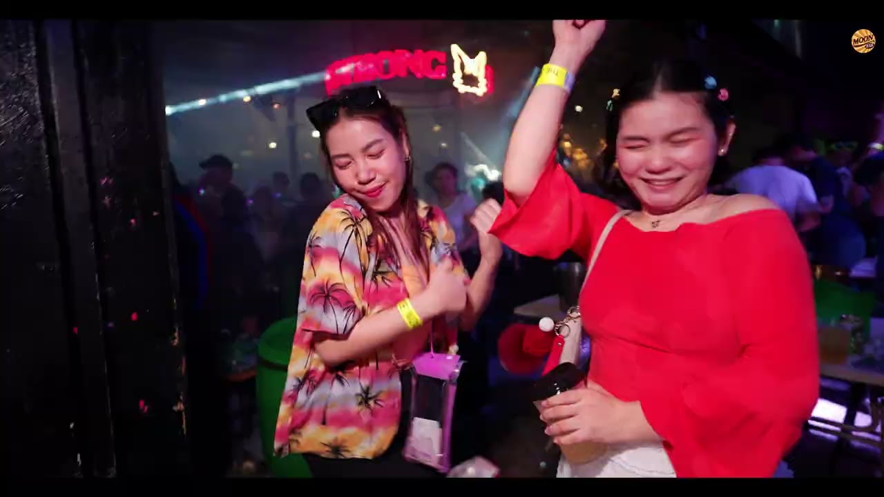 🌊💦 สงกรานต์นี้มันส์สุดๆ ที่ร้าน The moon bar จัดสงกรานต์ บางใหญ่! 🎉
