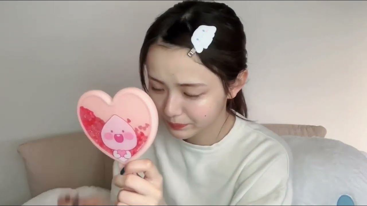 Pretty Japanese women sneezing くしゃみ50