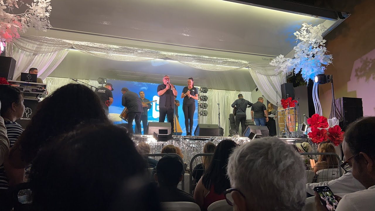 Homenaje a las madres con Lila Morillo en la calle 8