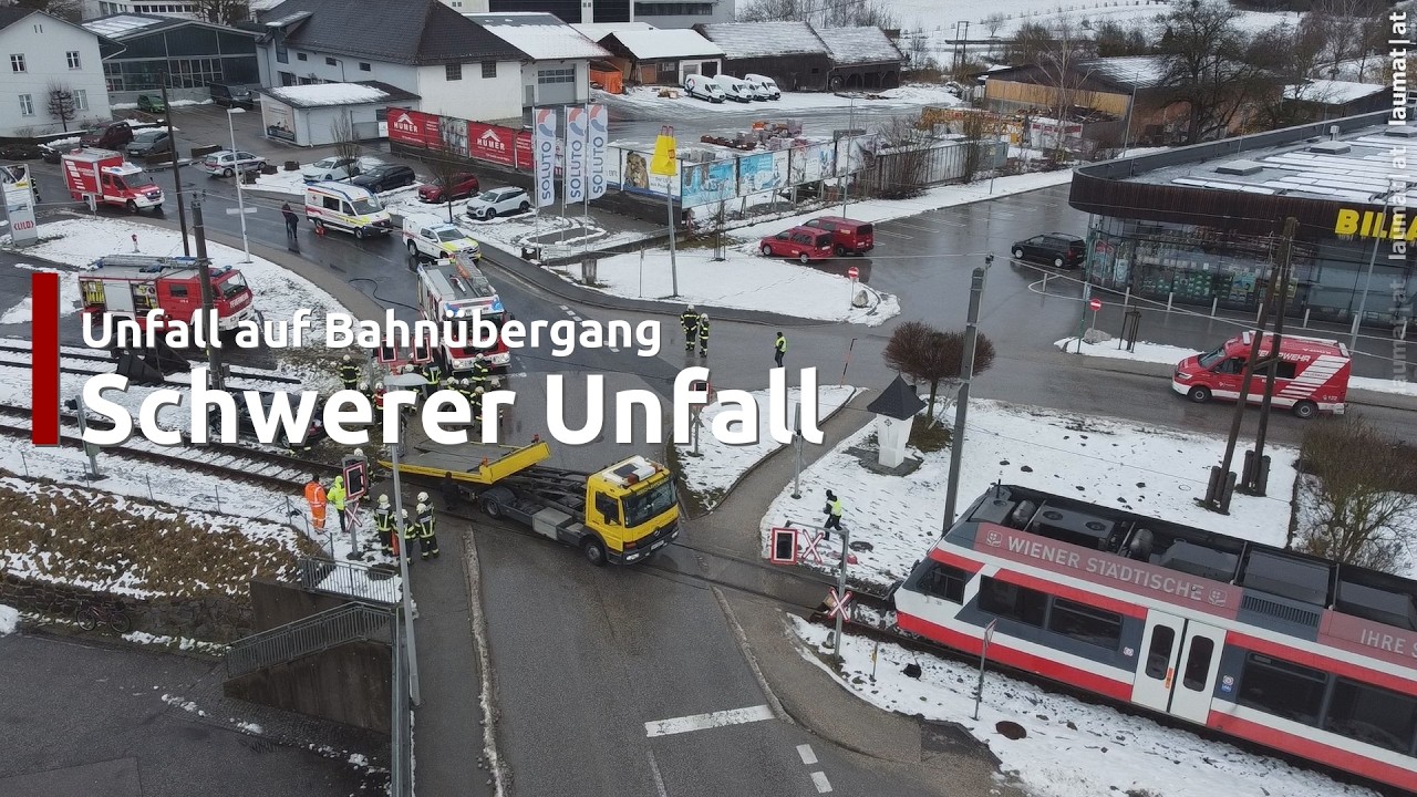 Personenrettung: Auto auf Bahnübergang in Peuerbach mit Regionalzug-Triebwagen kollidiert