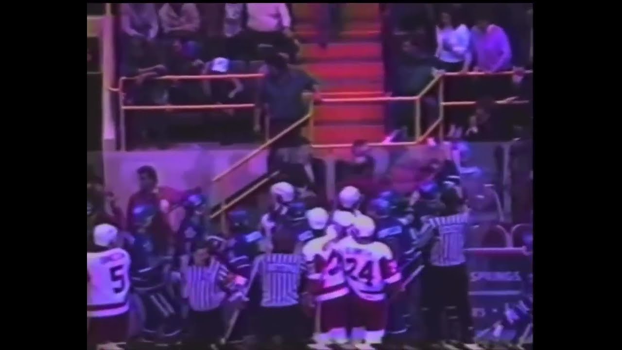 Steve Martinson vs Mark Ferner in player tunnel 1988/3