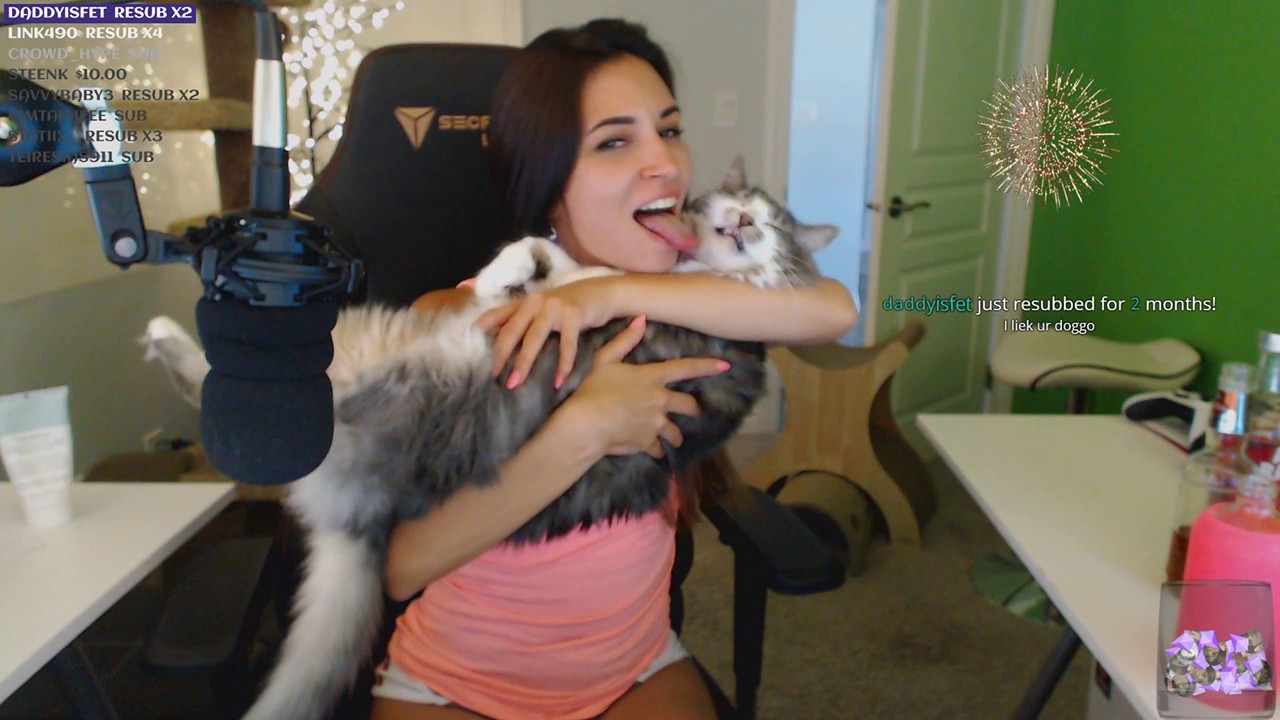 ALINITY MAKING OUT WITH HER CAT