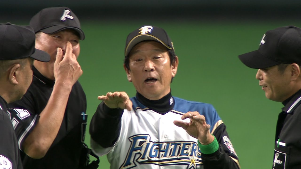 守備妨害か否か、難しい判定に北海道日本ハム・栗山監督が抗議