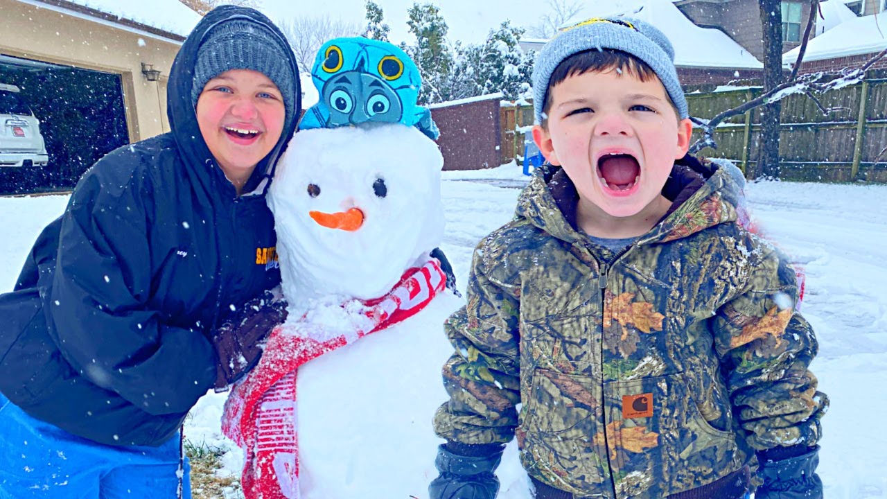 CALEB BUILDS A SNOWMAN PLAYS IN THE SNOW w/ AUBREY! Family Fun SNOW DAY Sledding & Snowball Fight ☃️
