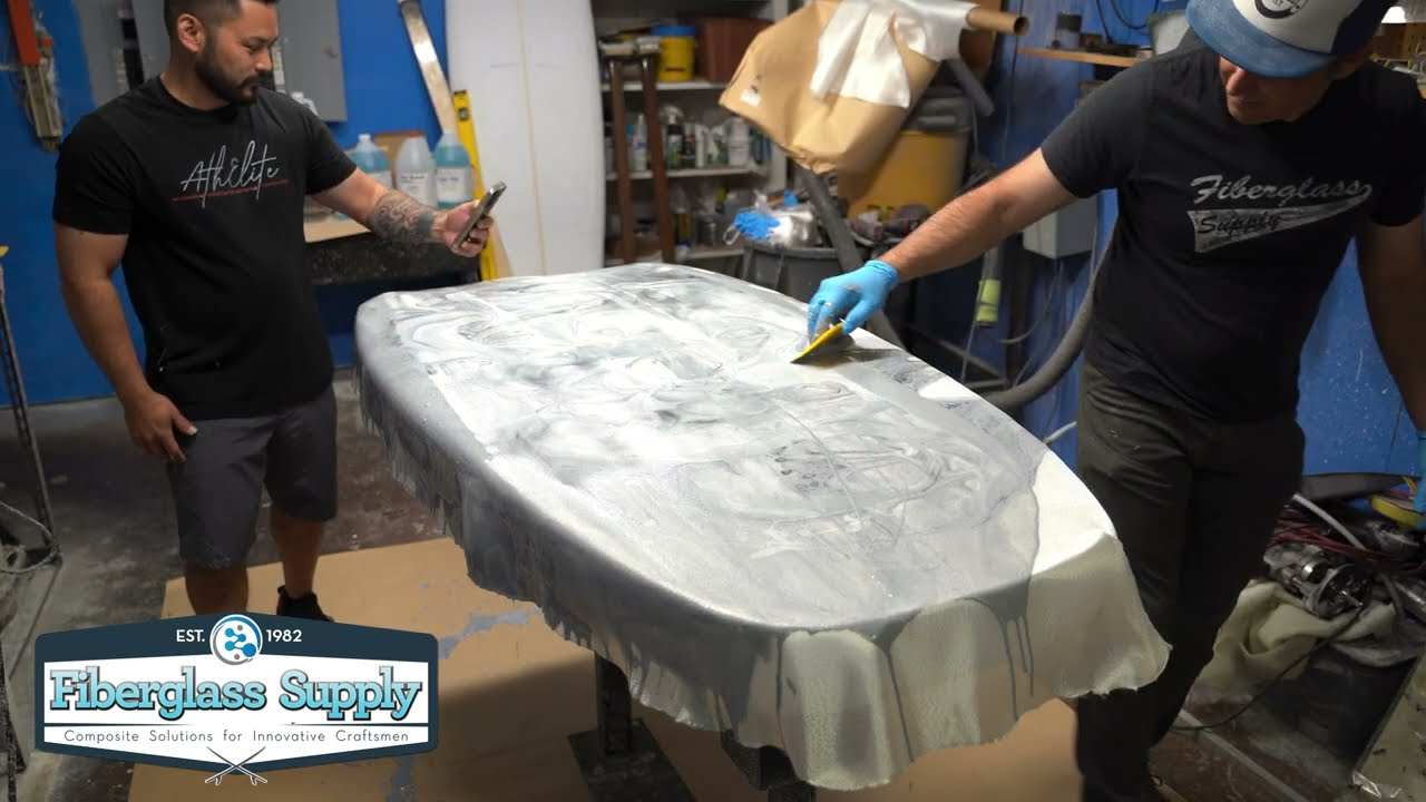 Создайте психоделический спиральный узор из смолы — урок по стеклянной фольге на доске!