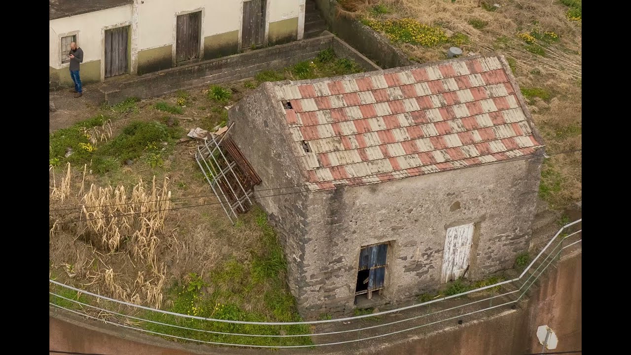 Processo de reconstru&ccedil;&atilde;o de um pequeno palheiro em um magnifico espa&ccedil;o habitacional.