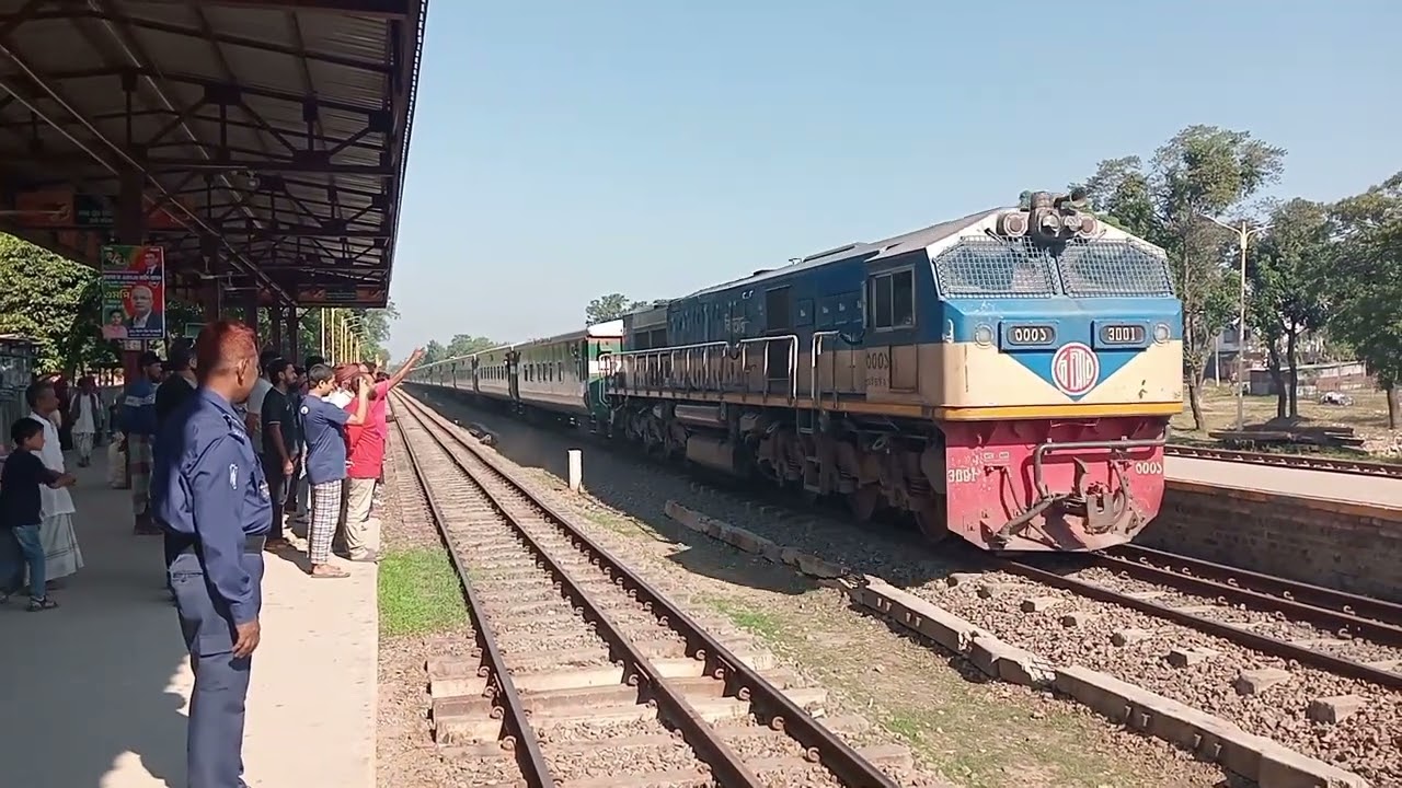 বিরামপুর রেলওয়ে স্টেশনে প্ল্যাটফর্মের উপরে মানব বন্ধন করলেন পঞ্চগড় অব কুড়িগ্রাম ট্রেনের জন্য