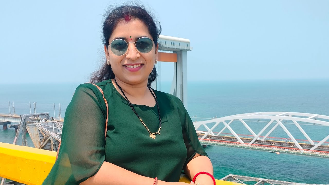 दोनों तरफ समंदर बीच में road #pamban bridge#south