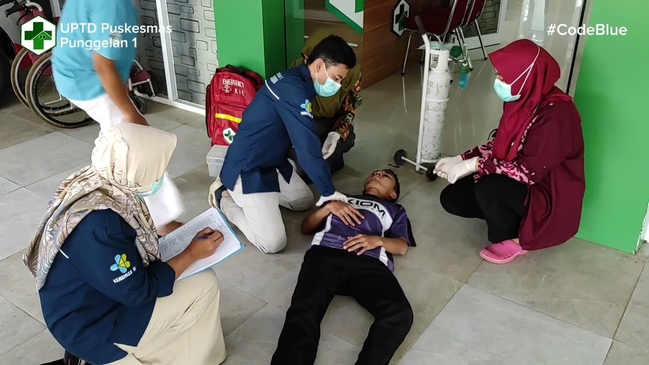 Simulasi Code Blue (penanganan pasien gawat darurat) di UPTD Puskesmas Punggelan 1
