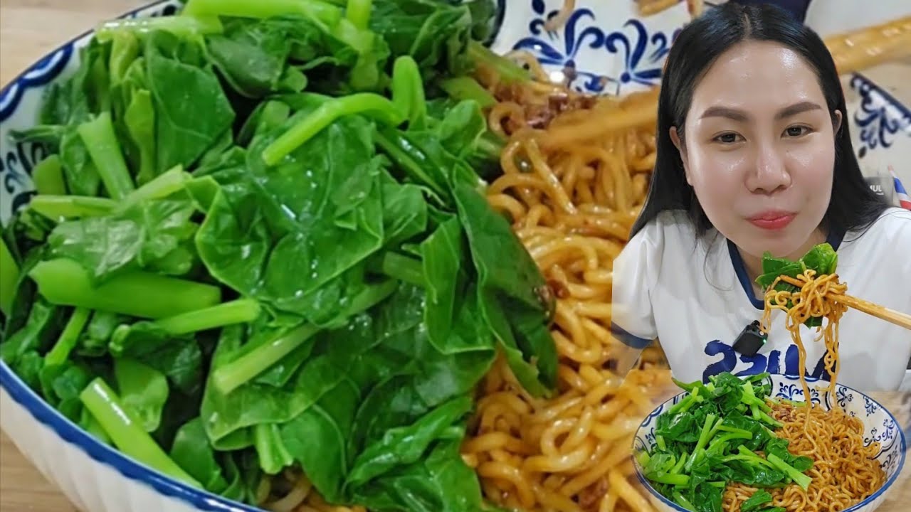 ผัดบะหมี่แห้งกินกับคะน้าลวกเข้ากันสุดๆเลยค่ะ