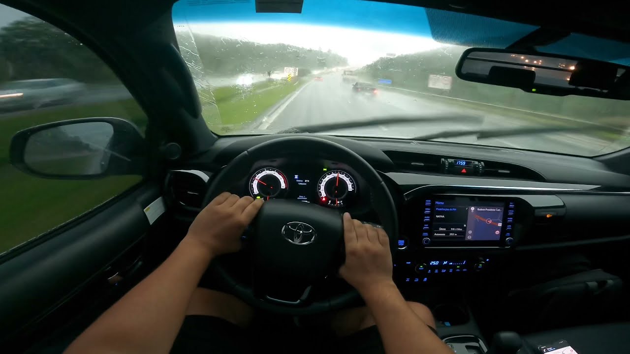 TOYOTA HILUX CABINE DUPLA SRX 2020 NA CHUVA