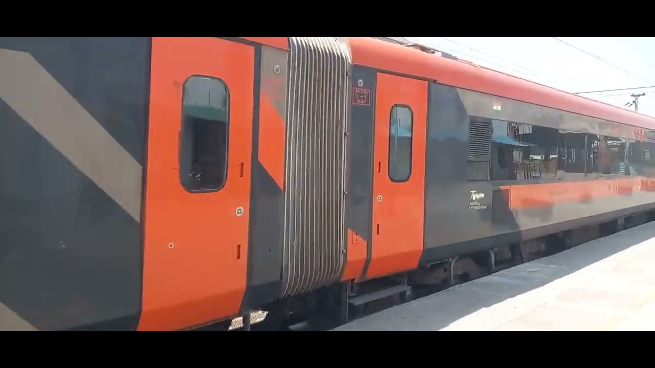 22478 SMVD Katra- New Delhi Vande Bharat Express Arrived at Ludhiana Jn PF No- 01