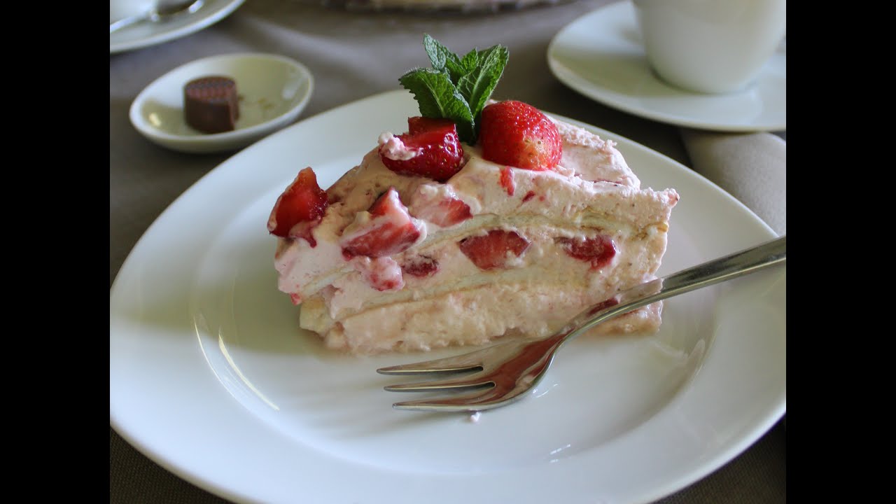 Baiser Torte mit Erdbeeren
