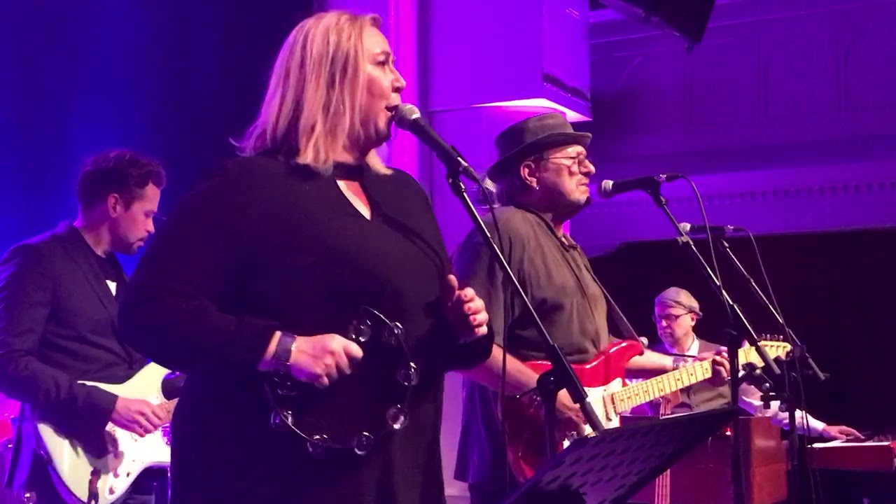 Camilla Ajanki körar på låten Vingar med Mikael Rickfors.