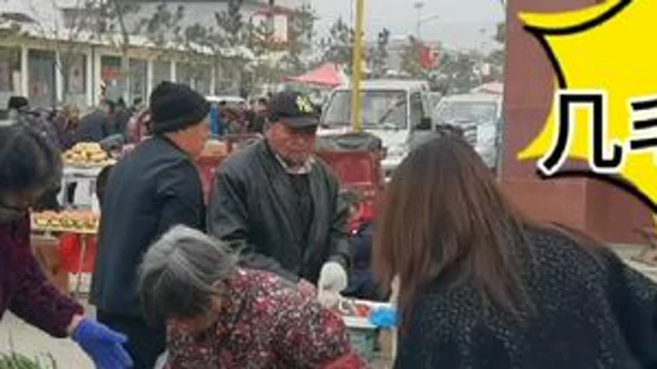 这韭菜去市场几毛钱都没人要，赶大集卖的呼呼的，全卖光了！