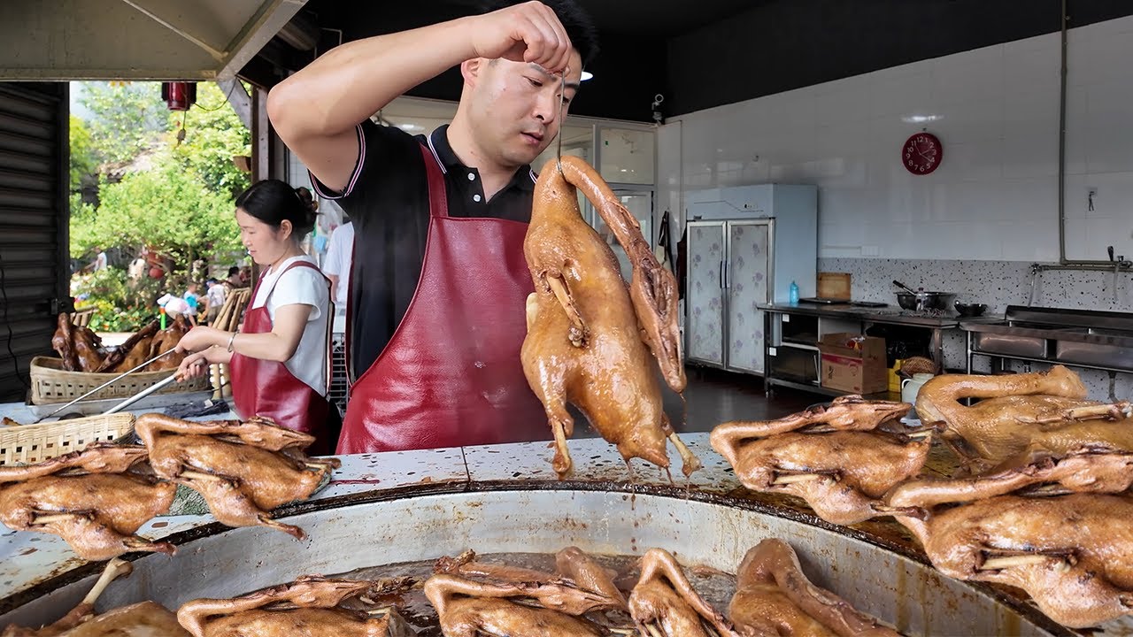 中国成都街头美食：每天卖出400只的油烫鹅