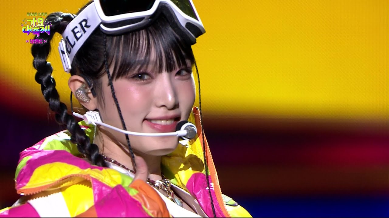YENA (최예나) - SMILEY (Feat. BIBI) [2022 KBS 가요대축제] | KBS 221216 방송
