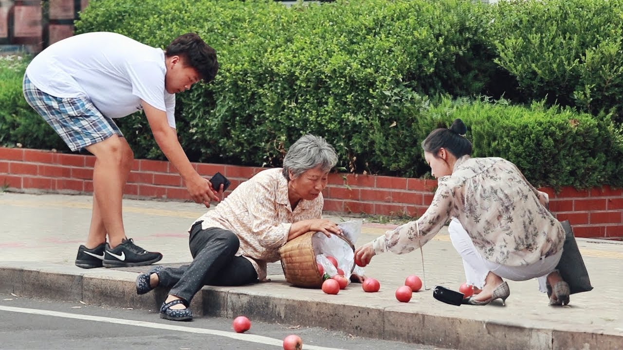 When an old lady who sells tomatoes fell to the ground... 卖菜老奶奶意外摔倒，有路人将她扶起后：这些菜我全买了！