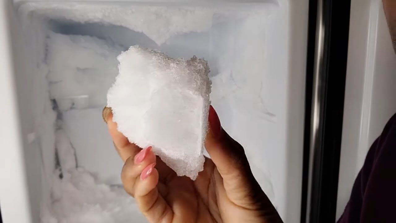 LET'S BUST UP THE BOTTOM ICE TRAY #COTF CARBONATED HFF CRUNCHING & BANGING #iceeating #asmr #asmrice