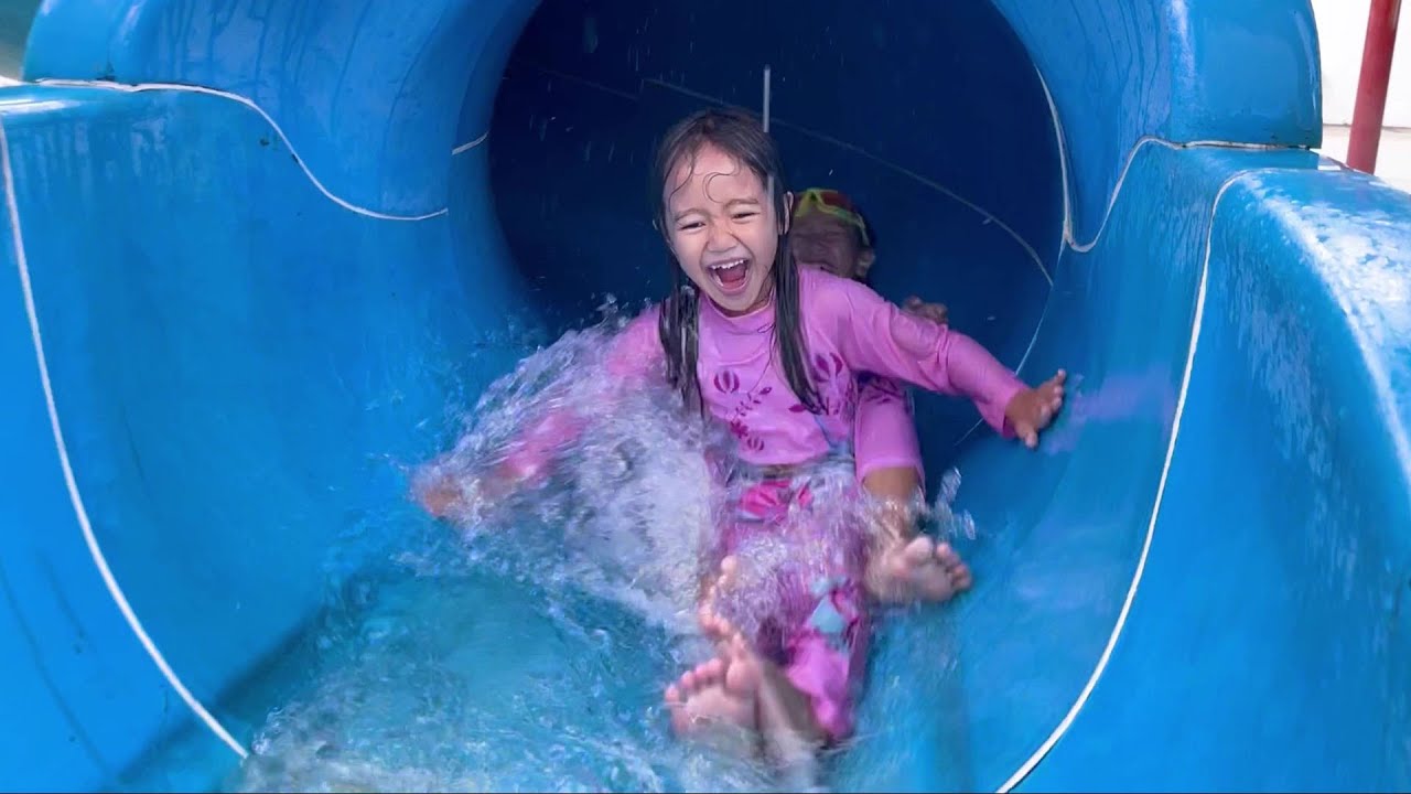 SERUNYA KEYSHA DAN AFSHEENA BERMAIN AIR DAN PEROSOTAN DI KOLAM RENANG