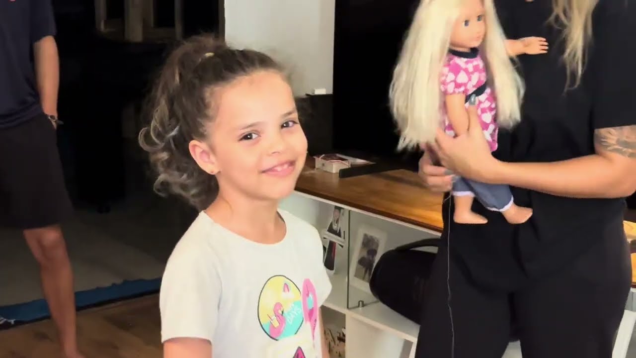 Olha o que meu irmão fez A BONECA MISTERIOSA