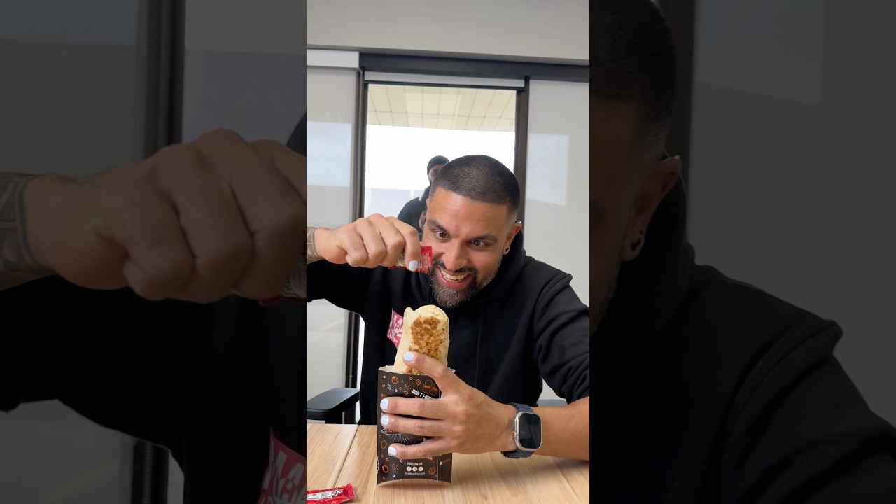 Trying ketchup on my shawarma p. 1,356 🌯🙂