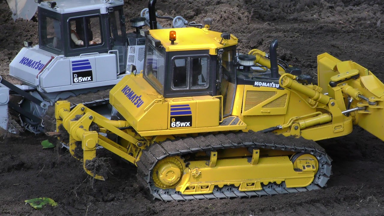 3 Komatsu D65 WX working together