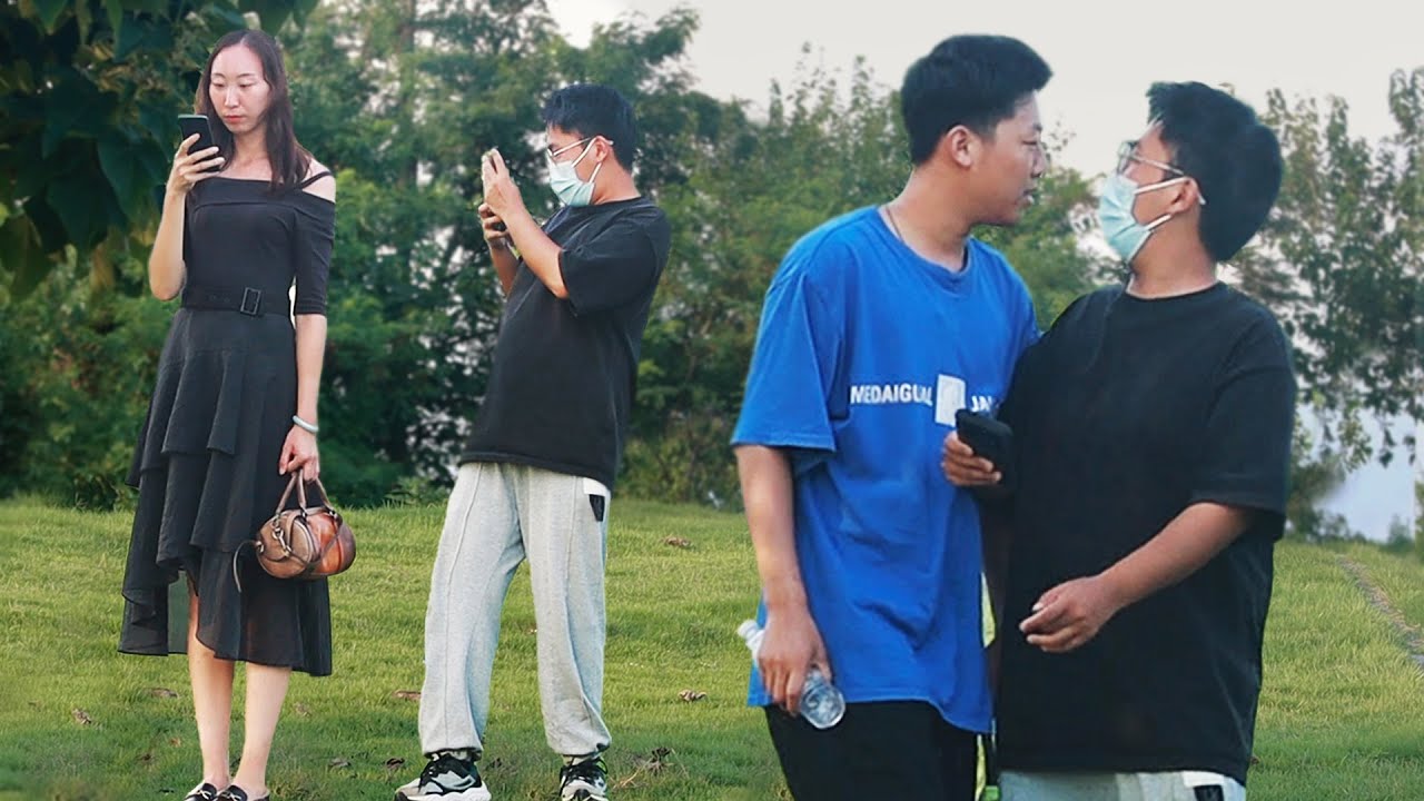 Tall Girl Is Insulted by a Strange Man | Social Experiment “没她高，你自卑？”小伙羞辱高个子女生，路人霸气回怼
