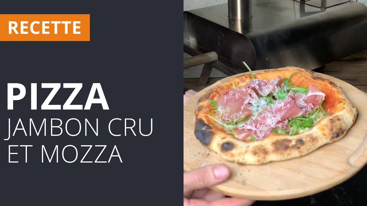 [RECETTE] Pizza au jambon cru et à la mozzarella dans un four à pizza au feu de bois