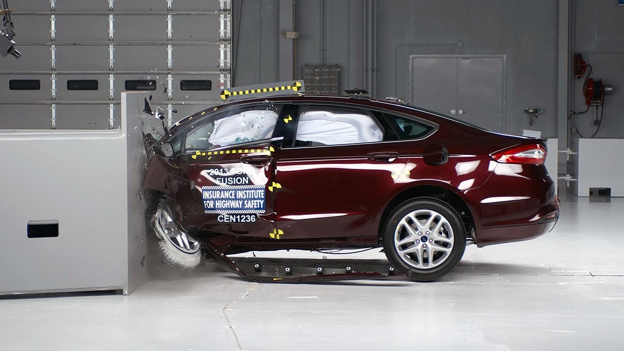 2013 Ford Fusion driver-side small overlap IIHS crash test