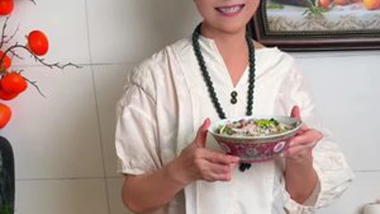 老上海的烟火气，都藏在这一碗菜烧饭里！咸香醇厚的腩风肉、鲜嫩的青菜，咕嘟咕嘟和米饭缠绵，揭开锅盖的瞬间，香气直接把人香迷糊！#今日美食分享 #爱生活爱美食 #抖音美食推荐官