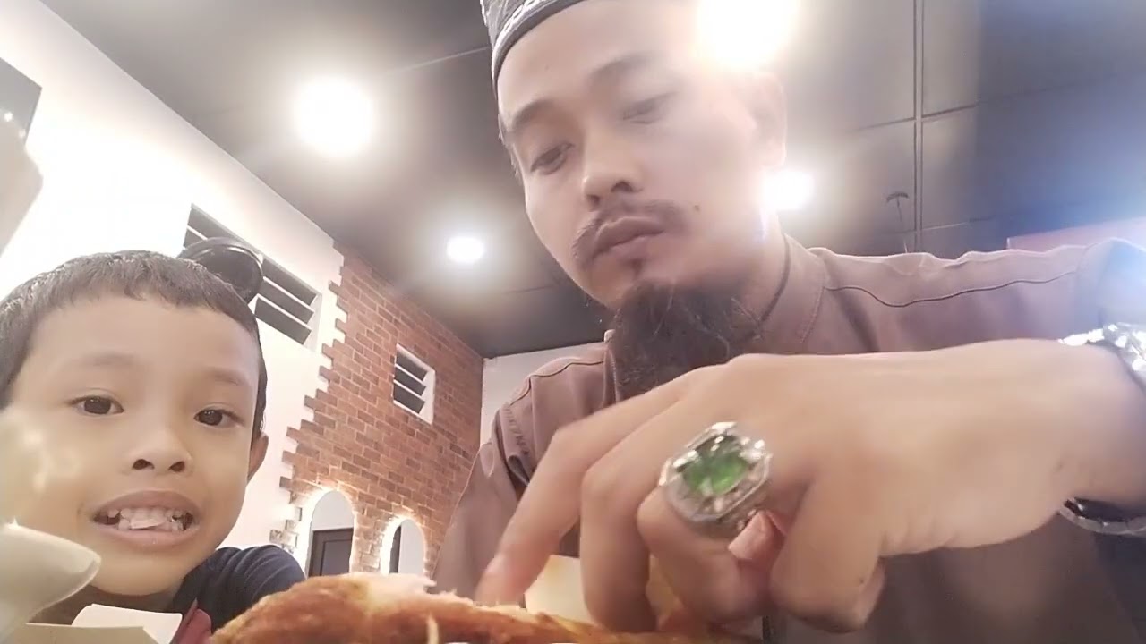 Ustaz Che Rusli berbuka puasa bersama keluarga dan Tokmek di kedai Nasi lemak warisan kampung.