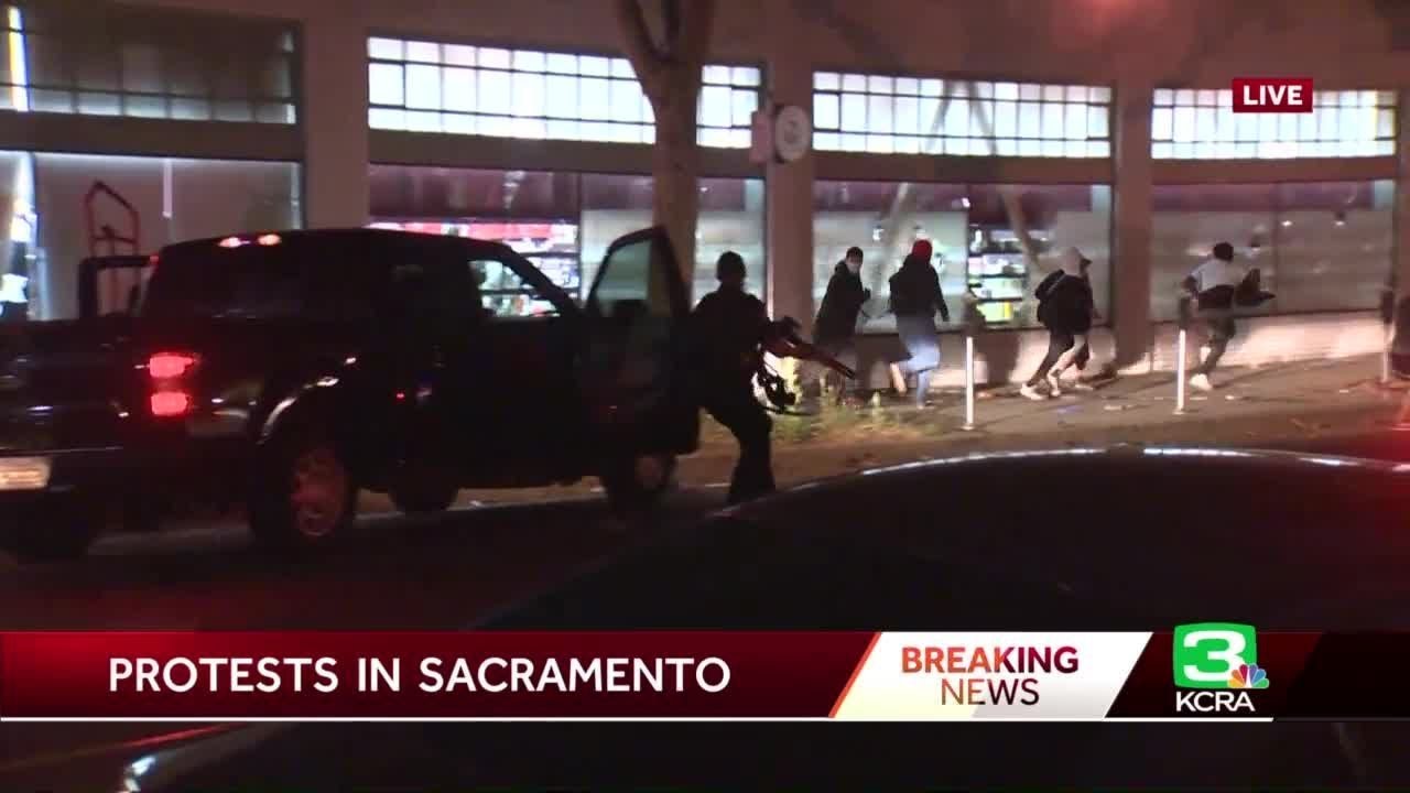 Caught on camera: Looters flee as armed officers drive up to Sacramento store